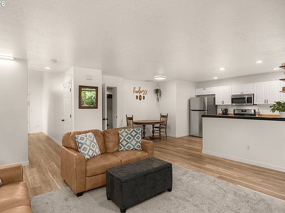 5th image of 5098 NE Schoeler Cir
