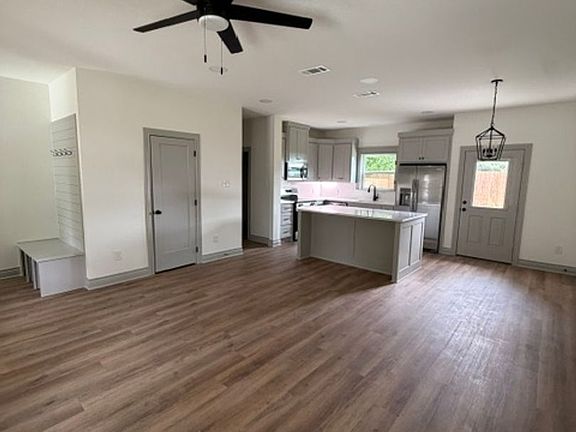 3rd image of 301 Live Oak St
