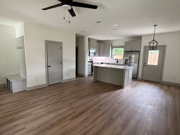 301 Live Oak St — Photo 3