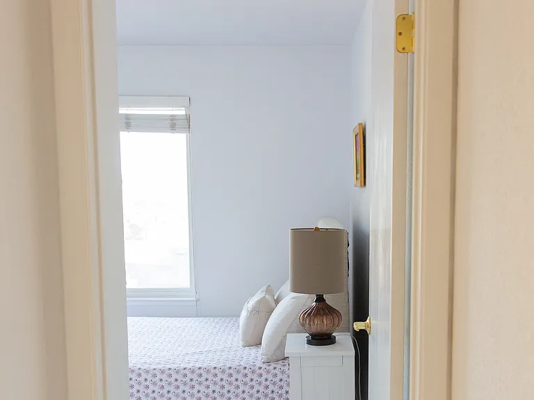 Walking into 2nd bedroom.