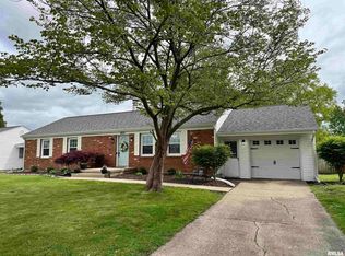 1804 Deerfield Rd, Chatham, IL 62629