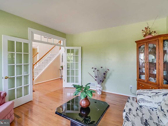 4th image of 905 Sweet Hollow Way