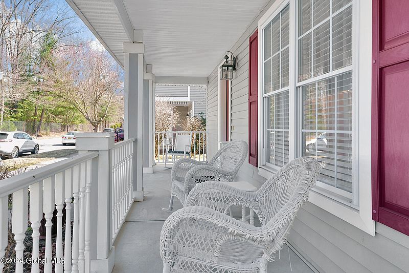 3rd image of 38 Thoroughbred Drive
