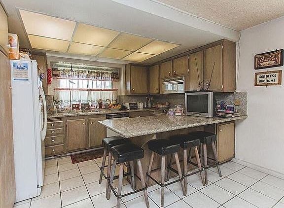 2nd image of 8539 Beverly Park Pl
