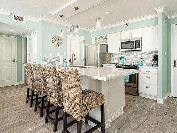 Kitchen counter with seating for 4!