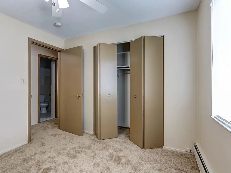Ellacott Parkway Apartments — Photo 37