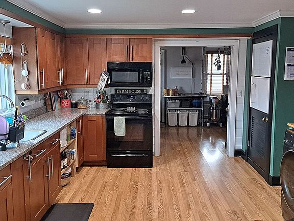 4th image of 375 Blackberry St