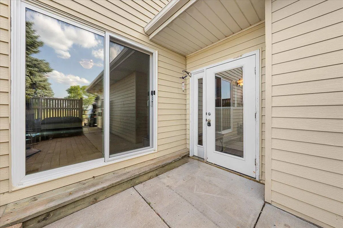 2 bed, 1.5 bath, 1320 sqft, $1,925 — Photo 3