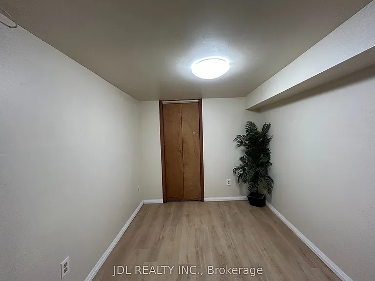 21 Squires Ave — Photo 10