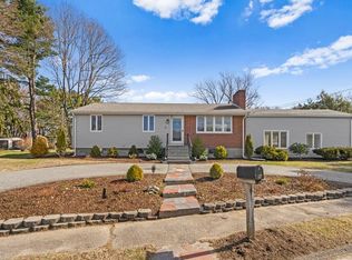9 Hallmark Dr, Woburn, MA 01801