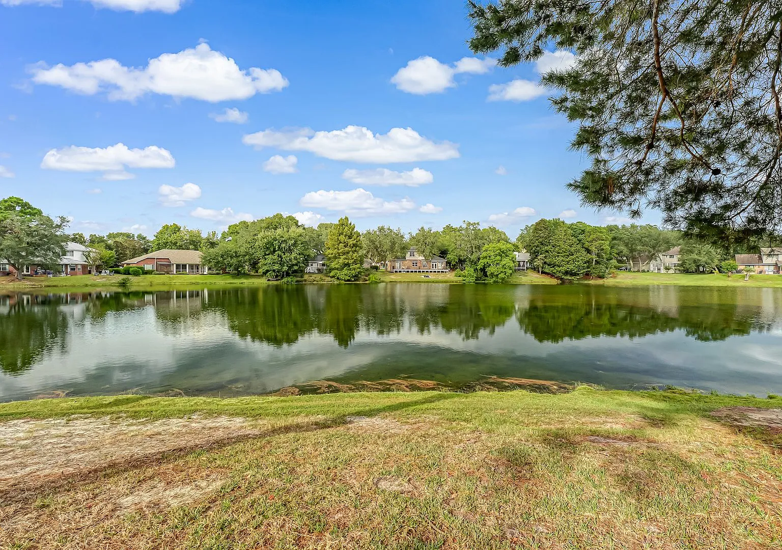 Charming 3-Bedroom Condo with Lake Views in Bluewater Bay! — Photo 1