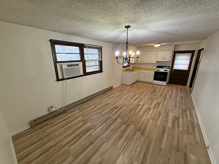 556 Singer Dr — Photo 1