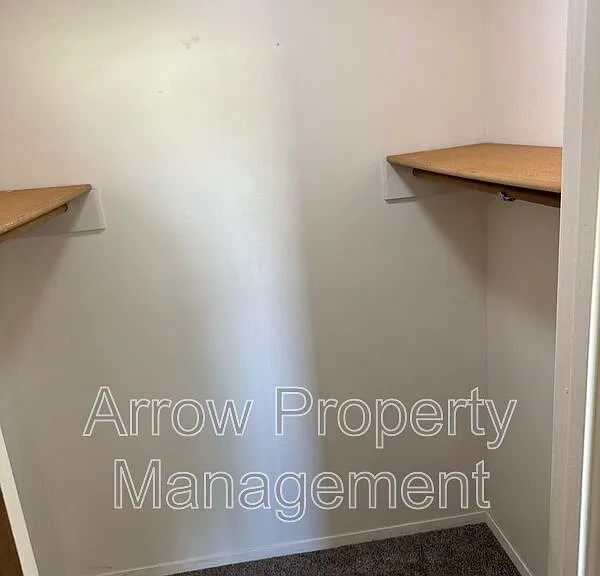 305 N East St #11 — Photo 13