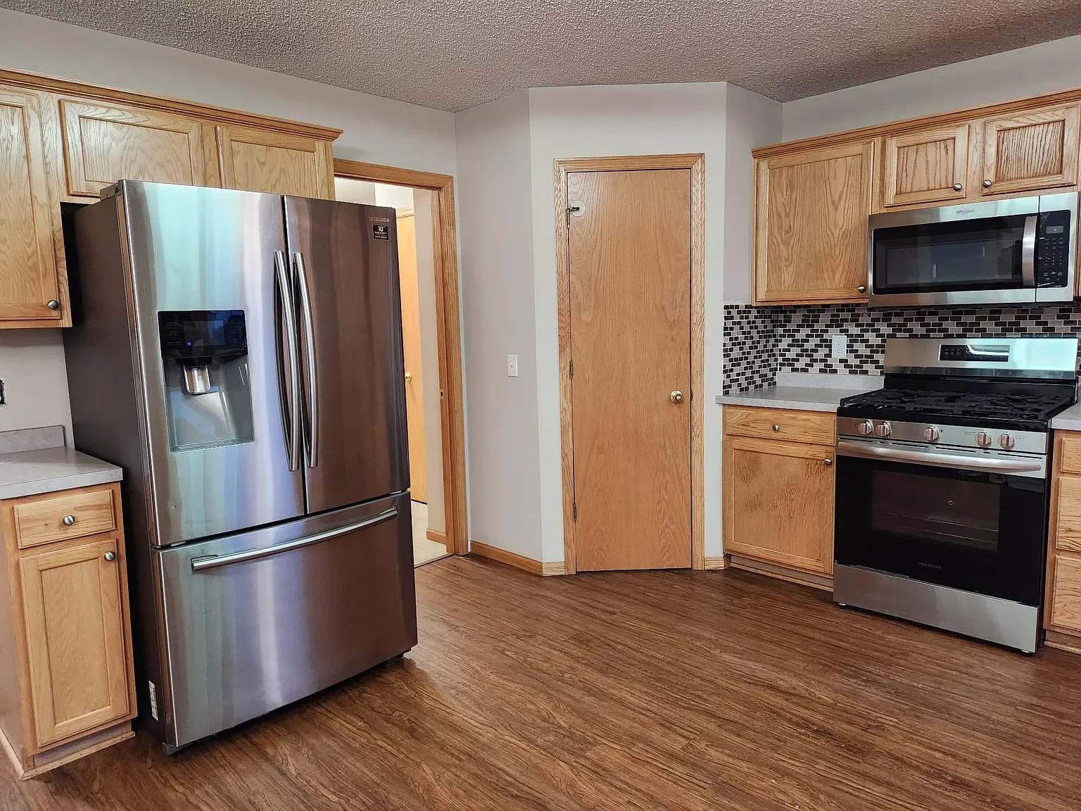 4 bed, 2592 sqft, $3,200 — Photo 2