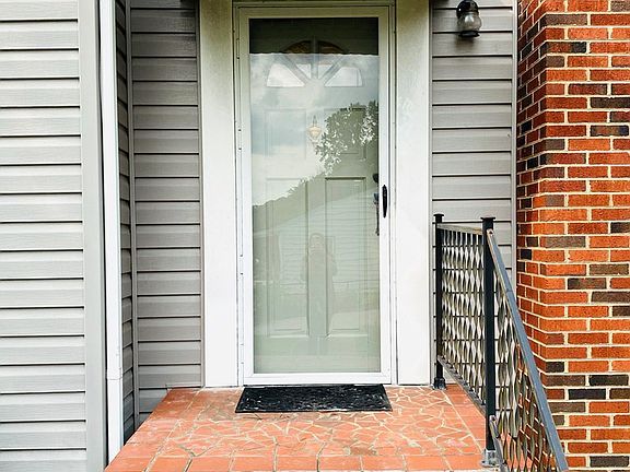 5th image of 815 Burgess St