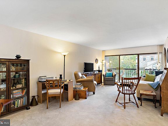 3rd image of 1704 N Park Dr APT 103