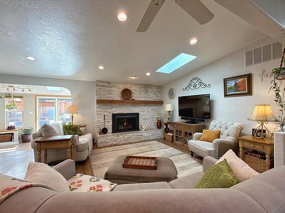 5th image of 120 Azure Dr