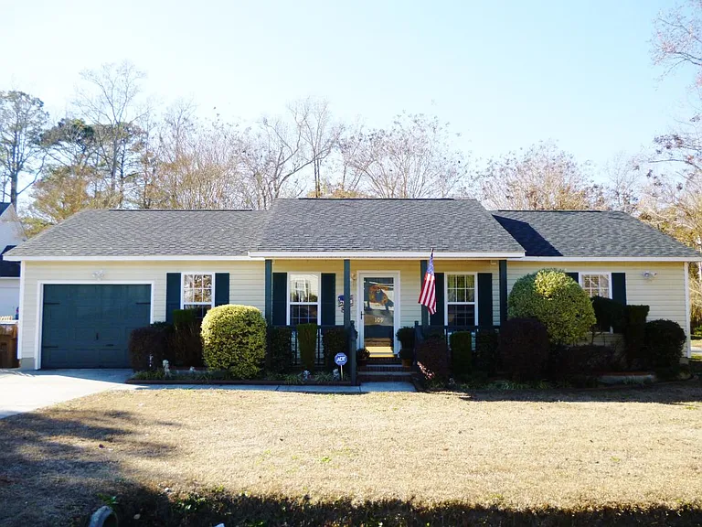 109 Sweetwater Dr — Photo 1