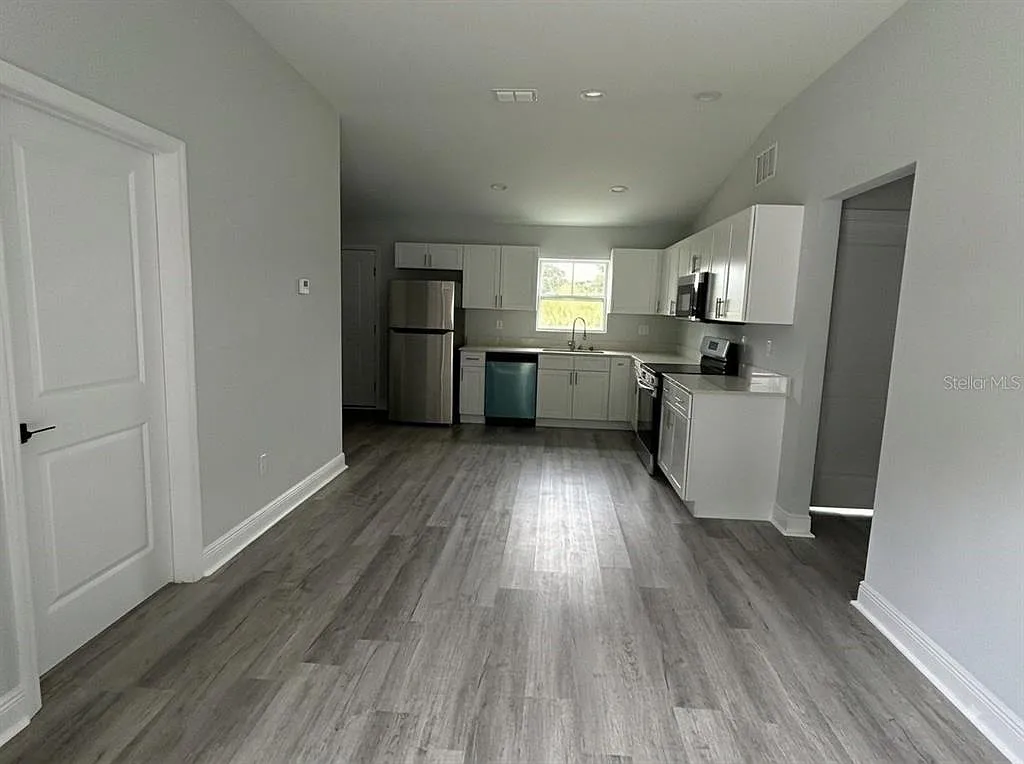 3 bed, 2.0 bath, 1011 sqft, $1,697 — Photo 2