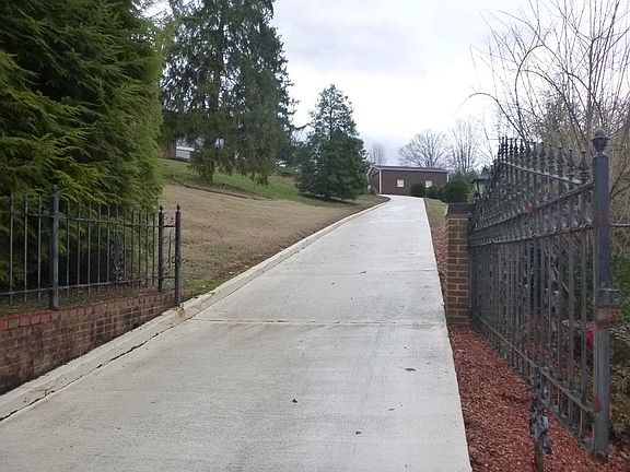 4th image of 2375 Mountain Dr