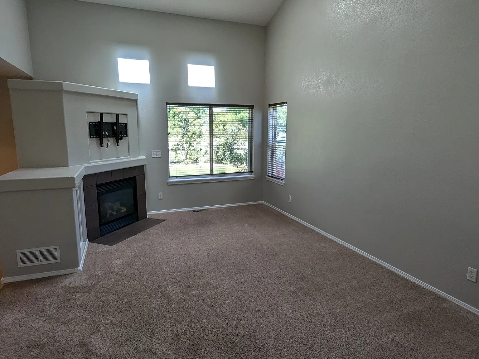 3 bed, 2.5 bath, 2200 sqft, $2,650 — Photo 3