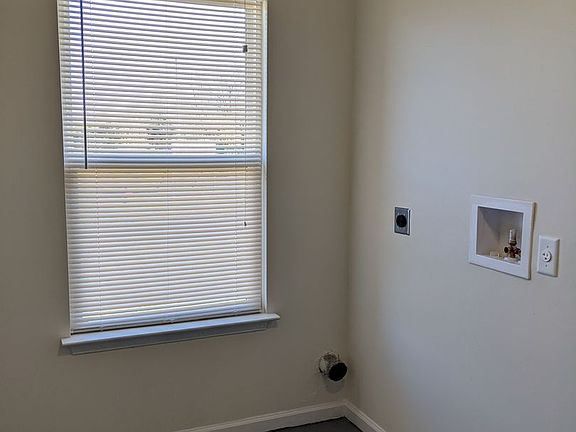 5th image of 105 Bogart Blvd #0