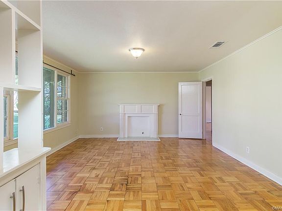 5th image of 311 Elmwood Cir