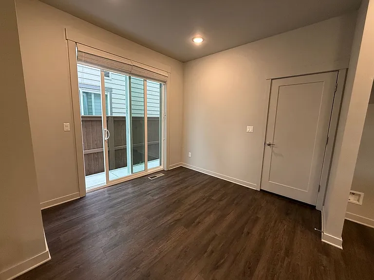 2366 NE Victor Pl — Photo 4