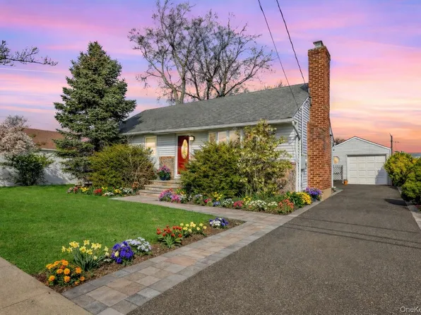 228 8th Street, Bethpage, NY 11714