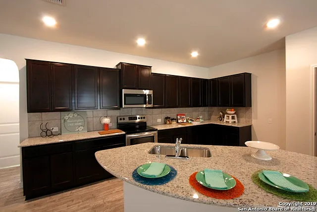 4 bed, 2.0 bath, 1901 sqft, $1,850 — Photo 2