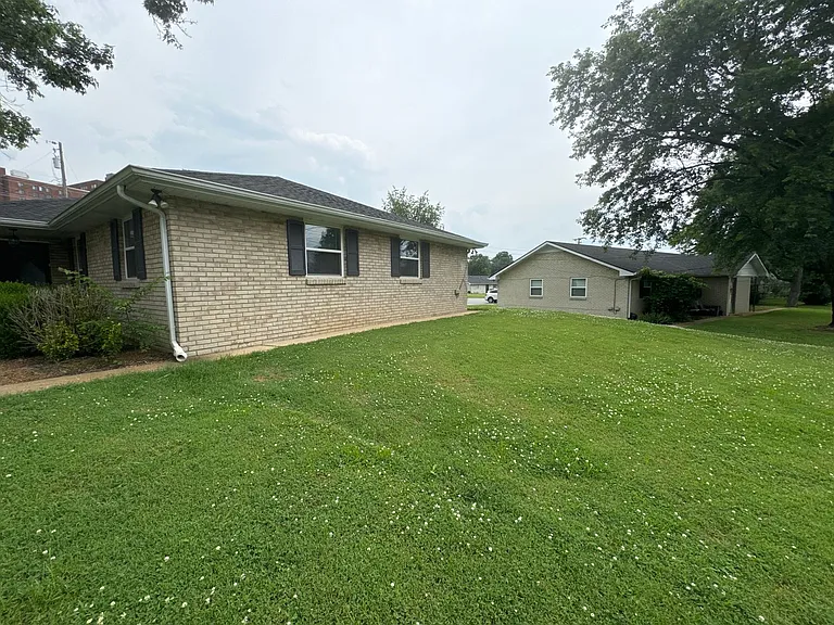 382 Monaco Dr — Photo 2
