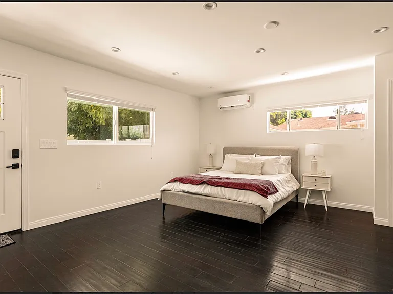 15233 Camarillo St — Photo 4