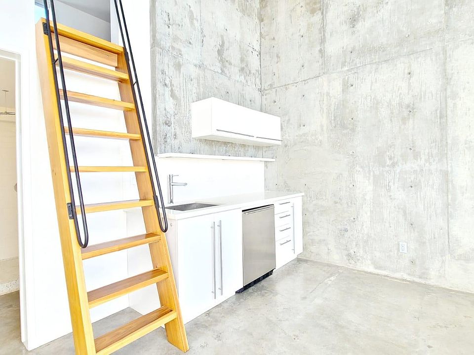 1st image of 4023 1st Ave #200