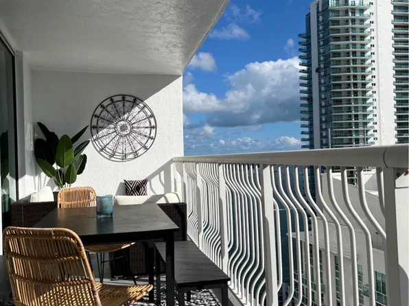 1200 Brickell Bay Dr, Miami, FL