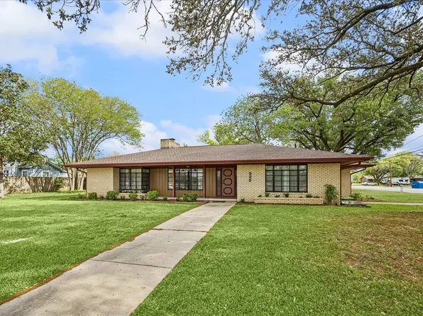 322 E Obryant St, Bellville, TX 77418