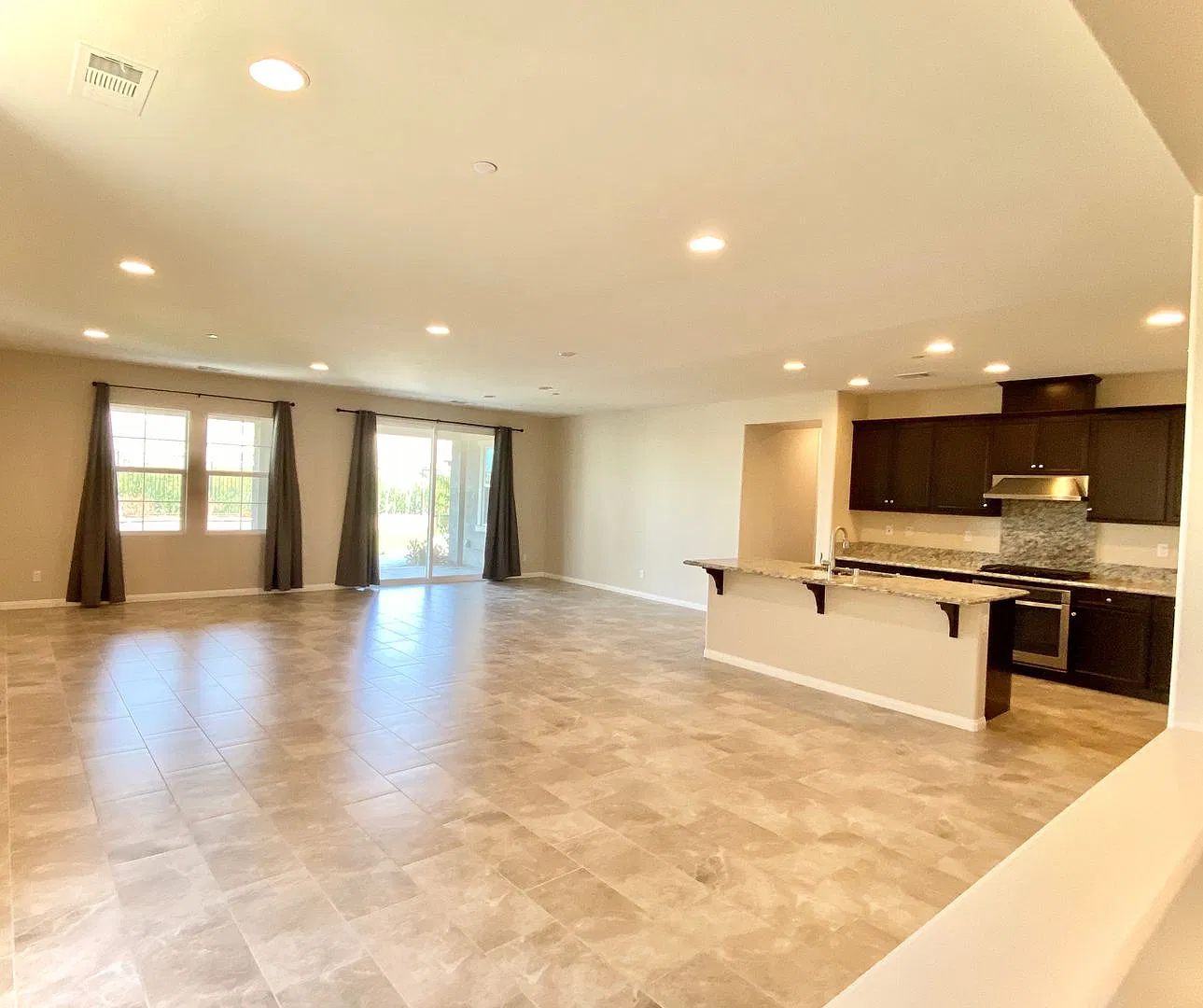 Beautiful newer 4 bedroom one story home in Riverside — Photo 2