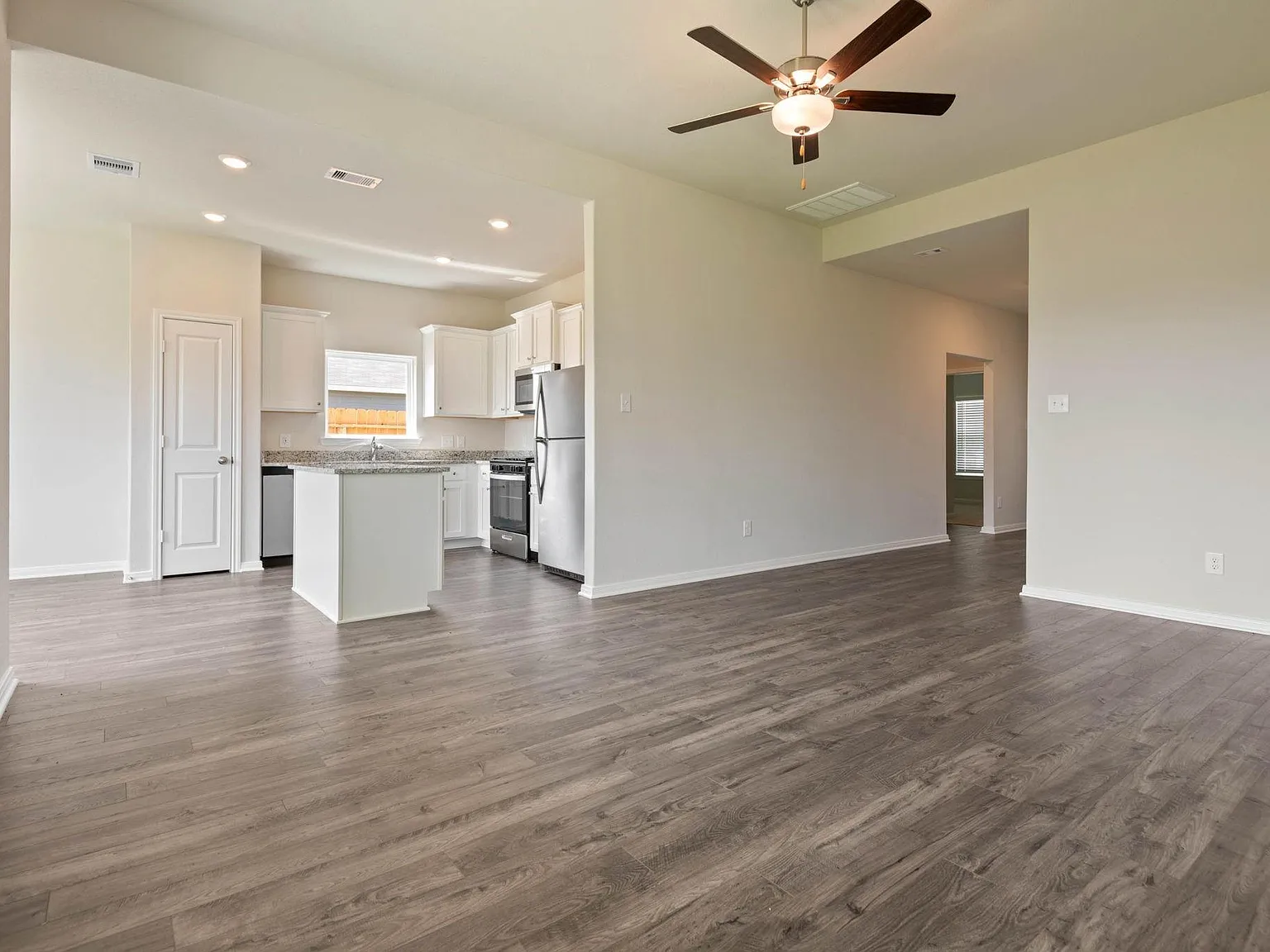 3 bed, 2.0 bath, 1316 sqft, $2,155 — Photo 4