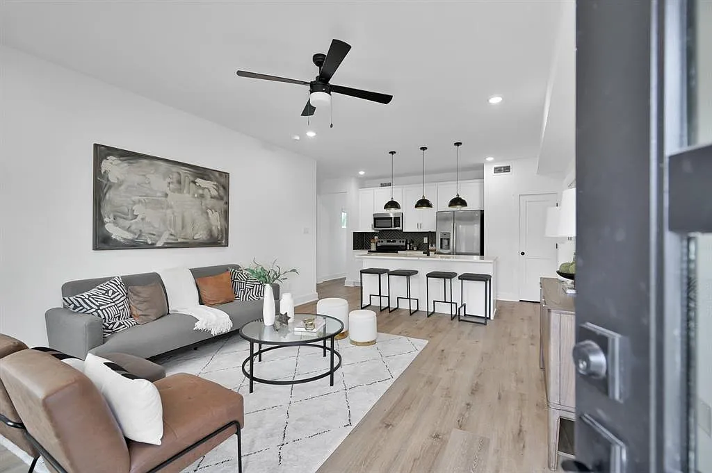 3 bed, 1240 sqft, $1,900 — Photo 1