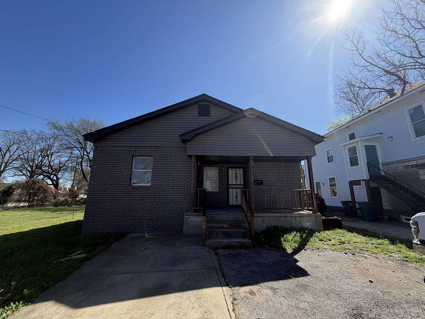 A charming and comfortable 2-bedroom, 1-bath unfurnished home — Photo 1