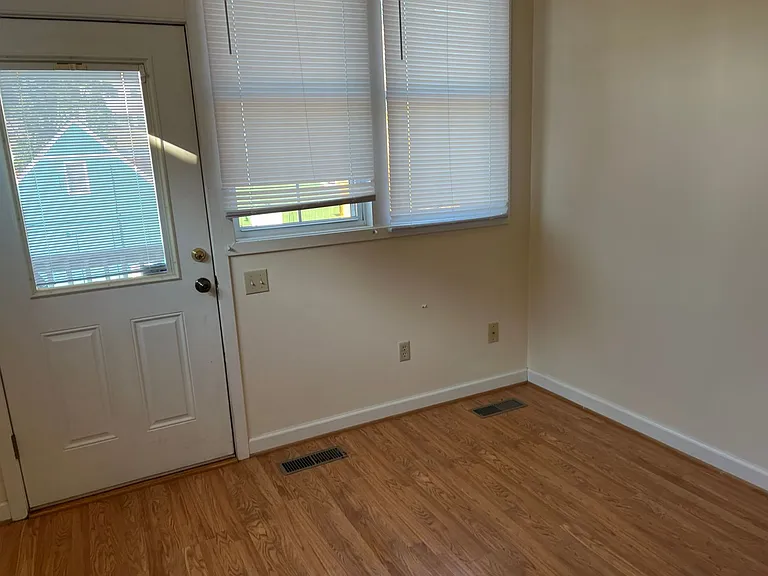 1122 Market St E — Photo 28