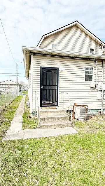 3 bed, 1.0 bath, $1,185 — Photo 2