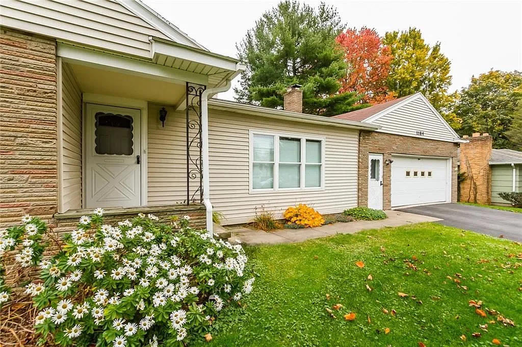 1184 Howard Rd photo 1