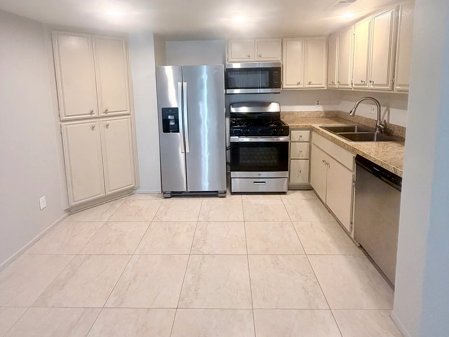 2 bed, 2.5 bath, 1200 sqft, $2,250 — Photo 3