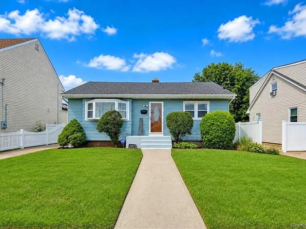 292 Roosevelt Avenue, Freeport, NY 11520