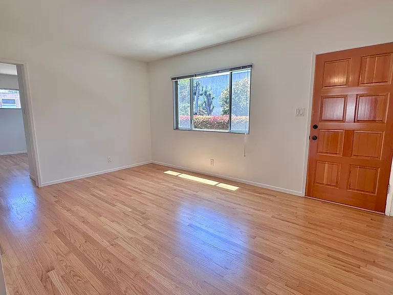502 Westminster Ave — Photo 9