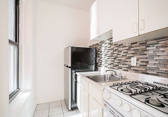 5th image of 212 W 14th St APT 5B