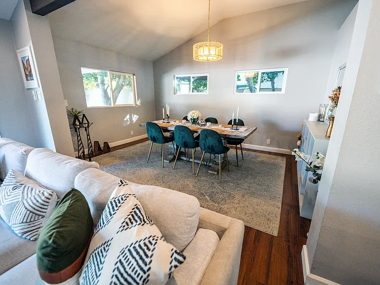 Dining area for 6