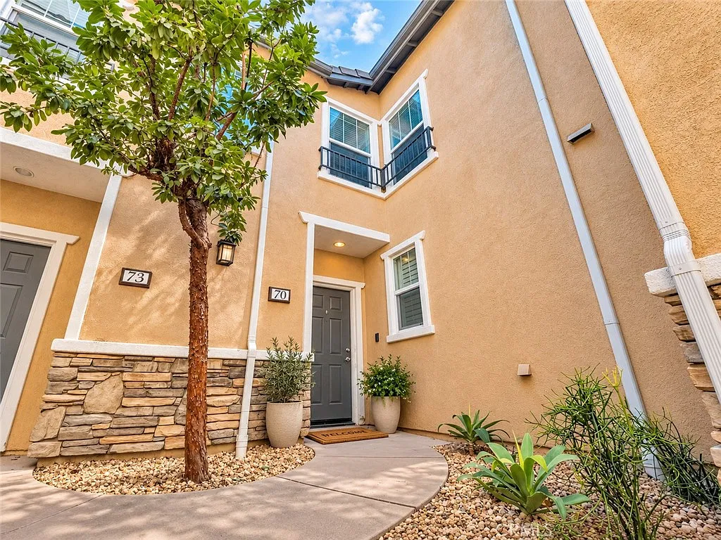 3 bed, 2.5 bath, 1520 sqft, $3,795 — Photo 2