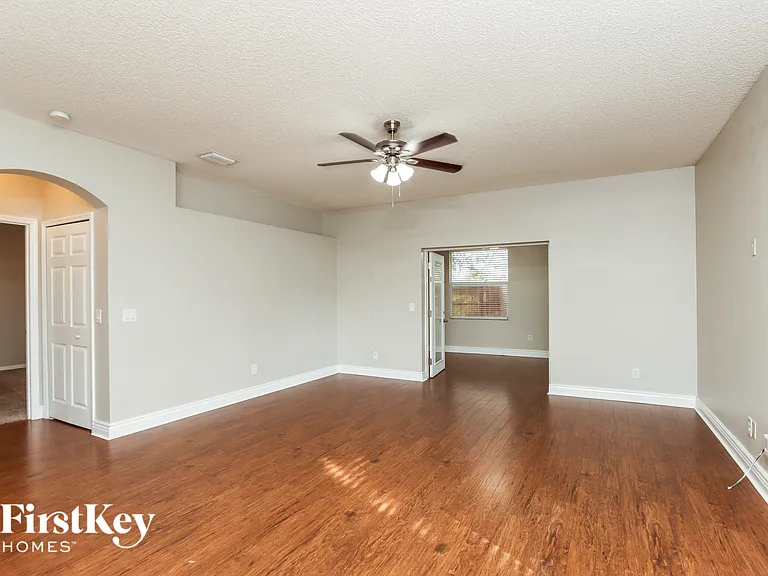 946 Riviera Point Dr — Photo 3