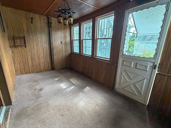 3rd image of 1386 Pleasant St